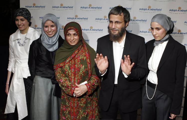 <p><strong>ÖNCELİK ALLAH!</strong></p>
<p><strong>Konserlerine bir süre ara veren Yusuf İslam, şarkılarındaki İslamiyet'le ters düşen tüm kelimeleri revize ederek yeniden okumaya başladı. Yıllar sonra yeniden konser veren Yusuf İslam, şarkı aralarında ruhunun nasıl Kuran'la iyileştiğini vurguladı. Tüm eleştiriler ve linçlere rağmen meseleğini devam ettirerek milyonlara ulaştı. </strong></p>