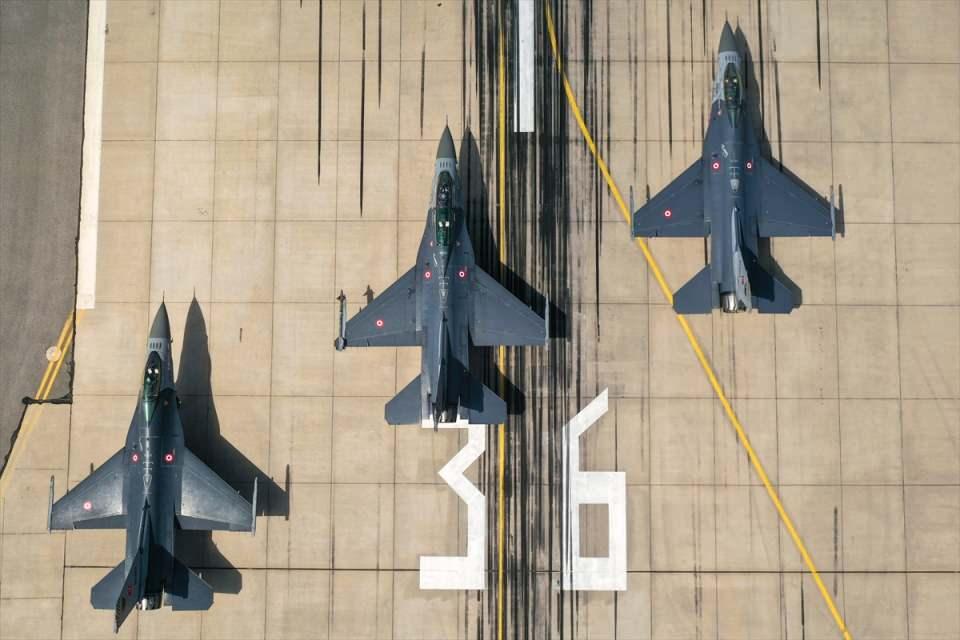<p><strong> 151 subay arasından belirlenenler F-16 eğitimi alacak</strong></p>
<p>İzmir Çiğli 2. Ana Jet Üs Komutanlığında Milli Savunma Bakanı Hulusi Akar'ın da katılımıyla 10 Haziran'da gerçekleşen mezuniyet töreninde pilot brövesi takmaya hak kazanan 151 subay arasından F-16 eğitimi için belirlenenlerin ilk adresi de Balıkesir 9. Ana Jet Üssü'nde yer alan 193. Öncel Filo Komutanlığı olacak. </p>