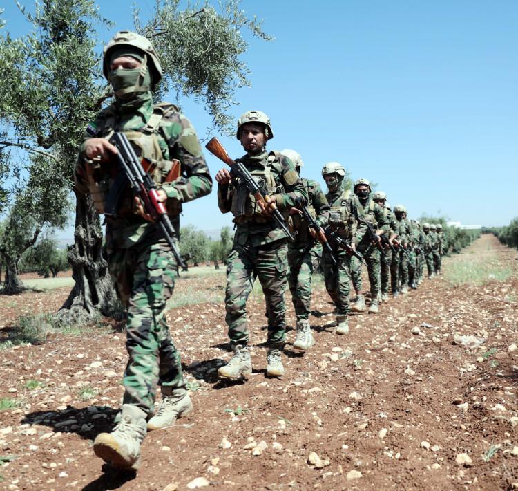 <p>Kısa sürede rejim karşıtlarının birleştiği ÖSO, ülkenin birçok bölgesinde kontrolü ele geçirdi. Ancak zaman içerisinde ÖSO’yu oluşturan gruplar arasında yaşanan fikir ayrılıkları nedeniyle kazanılan birçok nokta, rejim veya terör örgütleri PKK/YPG ile DEAŞ’ın ele geçti. Rejim karşıtı silahlı güçler arasındaki dağınık yapı, 2019'da SMO adıyla birleşerek, ortak hareket etmeye başladı.</p>
