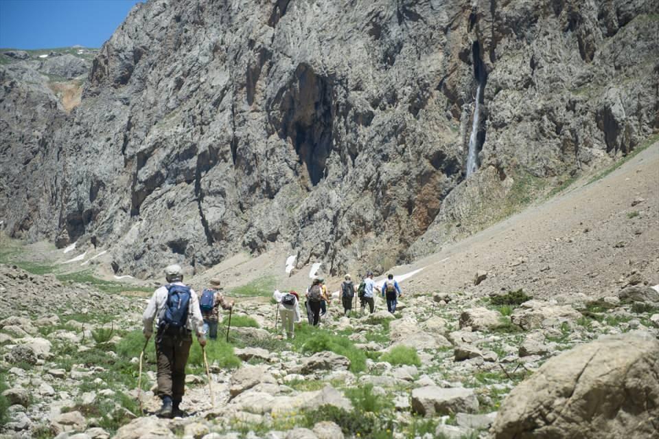 <p>Munzur ve Mercan dağları arasında kurulu 1500 rakımlı Ovacık, el değmemiş doğasıyla dört mevsim farklı güzellikler sergiliyor.</p>
<p> </p>