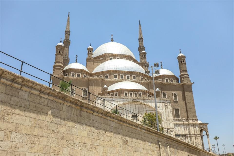 <p>Mısır'ın başkenti Kahire'de tüm şehre hakim bir tepe üzerine kurulu tarihi Selahaddin Eyyubi Kalesi, yaklaşık 800 yıllık geçmişiyle ülkede hüküm süren pek çok devlet adamına ev sahipliği yapan bir yapı olarak öne çıkıyor.</p>
<p> </p>