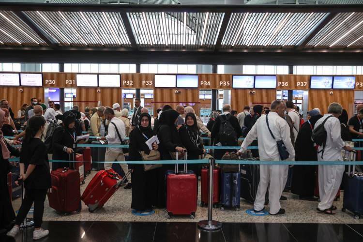 <p>286 hacı adayı ve diyanet görevlileri, pasaport kontrolü ve işlemlerin tamamlanmasının ardından kutsal topraklara dualarla uğurlandı.</p>