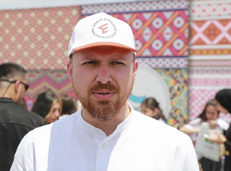 <p>Stantları gezen Dünya Etnospor Konfederasyonu Başkanı Bilal Erdoğan yaptığı açıklamada, "Evrensel tatlarda 20'nin üzerinde ülkenin mutfakları tanıtılıyor. Çocukların ve gençlerin farklı tatları ilk defa deneyimleme fırsatı buldukları bir bölüm. Afrika, Avrupa, Asya'dan farklı coğrafyalardan çok güzel yemekler var." diye konuştu.</p>