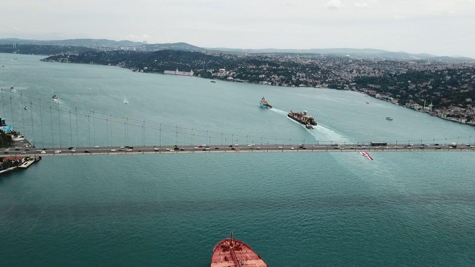 <p>Karadeniz'de bulunan 540 milyar metreküp gazın karaya taşınması için deniz dibine boru döşeyen Bahama bayraklı "castoro 10' isimli platform saat 11.00 sıralarında Marmara denizinden İstanbul Boğazı'na girdi.</p>

<p> </p>
