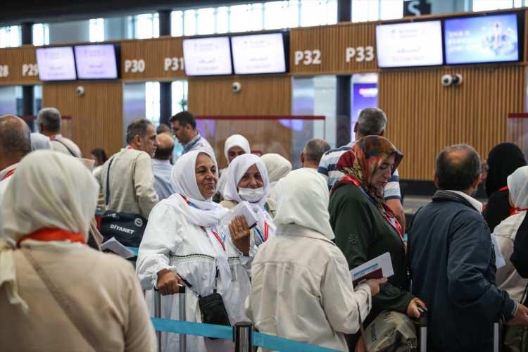 <p>10 yıldır hac farizasını beklerken Kovid-19'a yakalanan ve entübe olduktan 35 gün sonra iyileşen Ayfer Gül, "Nefes borumdan ameliyat oldum, çok sıkıntılar geçirdim. Rabbim bu mutluluğu nasip etti. İnşallah Mescid-i Nebevi'ye gideceğiz. Kabe'yi tavaf edeceğiz. Rabbim hakkıyla hac vazifemizi yapmayı nasip etsin." diyerek duygularını anlattı.</p>