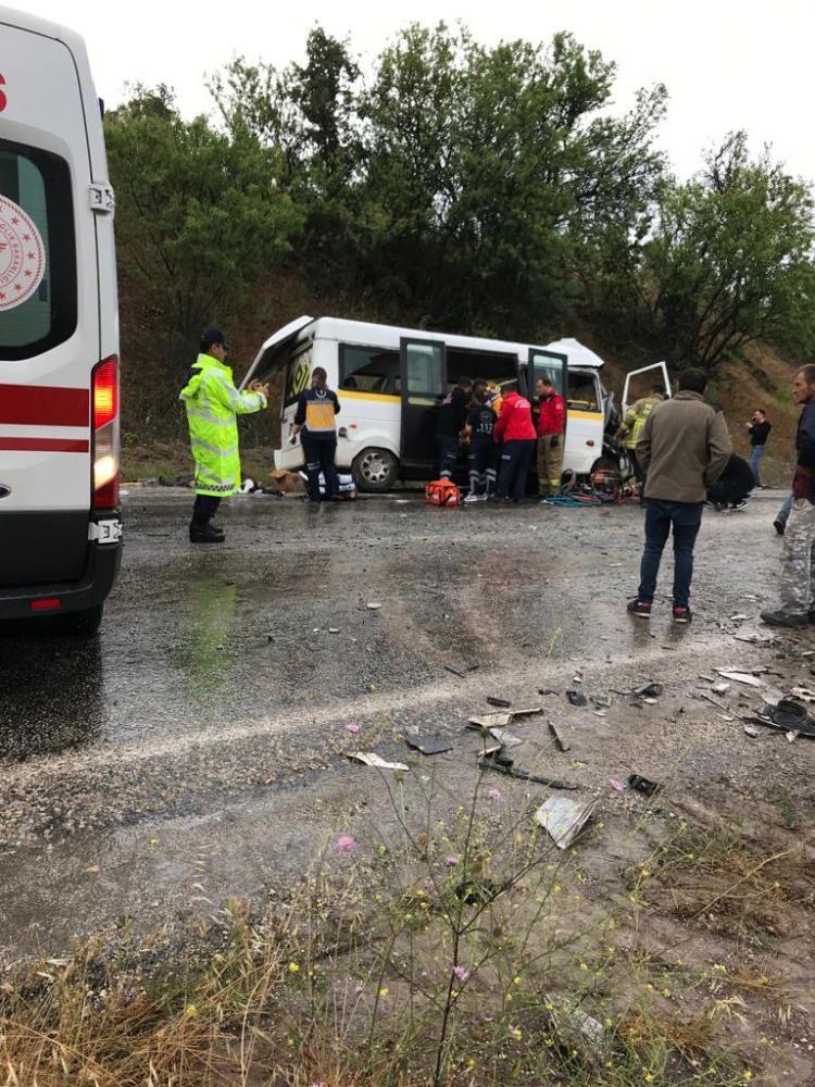 <p>İhbar üzerine kaza yerine itfaiye ve sağlık ekipleri sevk edildi. Araçlardan çıkarılan yaralılar, çevre hastanelere kaldırıldı. </p>