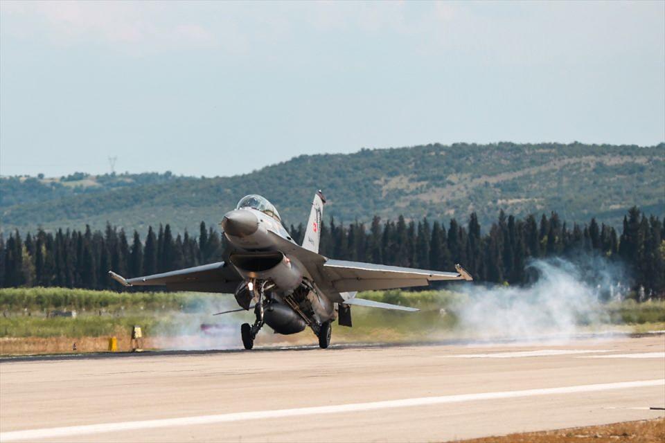 <p>Simülatör veya uçuş eğitimleri için 2-2,5 saat önce birebir brifinge girip 50 dakika önce uçak başı yapacak şekilde günü planlıyoruz. Uçuşun değerlendirme safhası öncesi ve sonrası 5-6 saati bulmakta. </p>