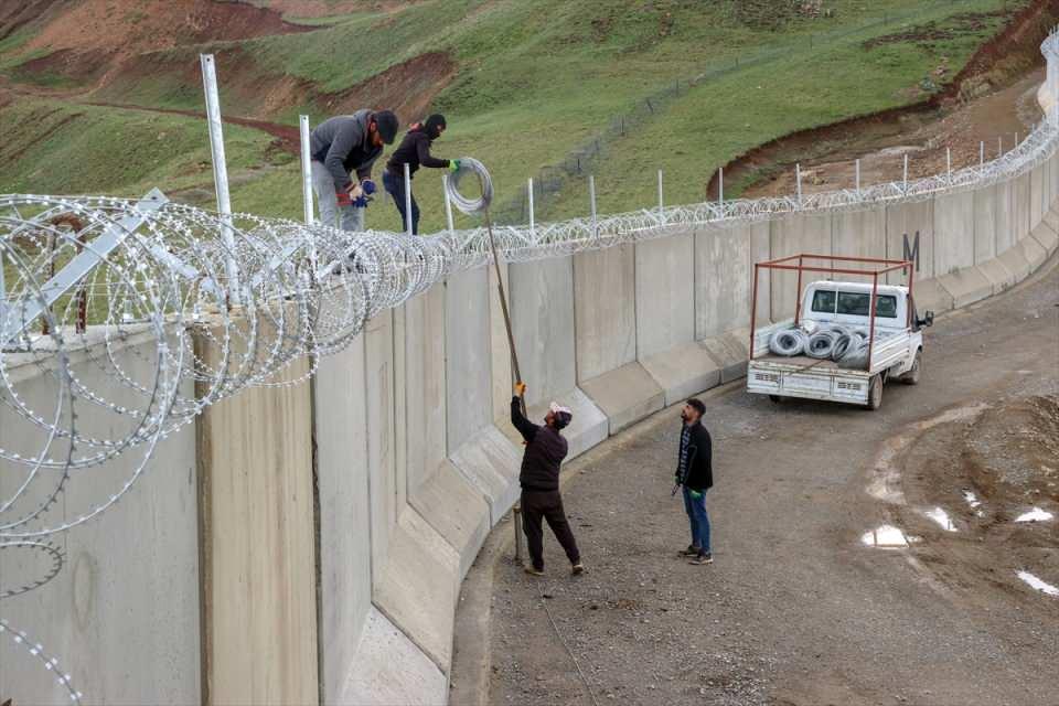 <div><strong>40 kilometrelik duvar tamamlandı, 233 kilometre hendek kazıldı </strong></div>

<div> 
<div>İnsansız hava araçları ve optik kulelerle sürekli gözetim altında tutulan sınır hattında ihale edilen 295 kilometrelik duvarın inşaatının 40 kilometresi tamamlandı, beş yüklenici firma tarafından sürdürülen çalışmalarda 233 kilometre hendek kazıldı.</div>

<div> </div>
</div>
