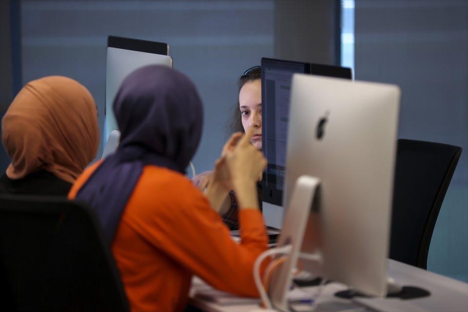 <p>Yerlikaya, 18 yaşından büyük herkesin bu okullara başvurabileceğini ve 15 aylık eğitimden sonra yazılım dünyasında rahatlıkla iş bulabileceğini belirterek, sözlerini şöyle sürdürdü:</p>
<p>"Herhangi bir diploma şartımız yok. Öğrenci öncelikle çevrim içi sınavı geçtikten sonra 4 haftalık bir havuz programına alınıyor. </p>