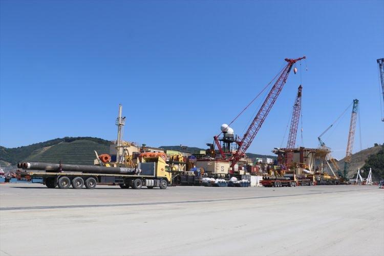 <p>KARADENİZ'DEKİ DOĞAL GAZ REZERVİ 540 MİLYAR METREKÜPE ULAŞTI</p>
<p> </p>
<p> Cumhurbaşkanı Erdoğan, 21 Ağustos 2020'de Fatih sondaj gemisinin Karadeniz'de Sakarya Gaz Sahası'ndaki Tuna-1 kuyusunda 320 milyar metreküp doğal gaz keşfettiğini açıklamıştı. Bu keşif, Türkiye'nin tarihindeki en büyük gaz keşfi olarak kayıtlara geçmişti. </p>
<p> </p>
<p>Erdoğan, 17 Ekim 2020'de Tuna-1 kuyusunda saptanan 85 milyar metreküp artışla toplam rezerv miktarının 405 milyar metreküpe ulaştığını açıklamıştı.</p>