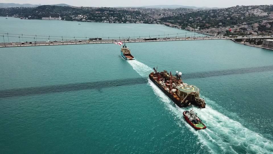 <p><strong>5 KİLOMETRE SIĞ SUDA BORU DÖŞEYECEK </strong></p>

<p>Platform, Karadeniz'de yaklaşık 5 kilometrelik sığ suda doğalgaz boru serim ve döşeme işlemi gerçekleştirecek. </p>
