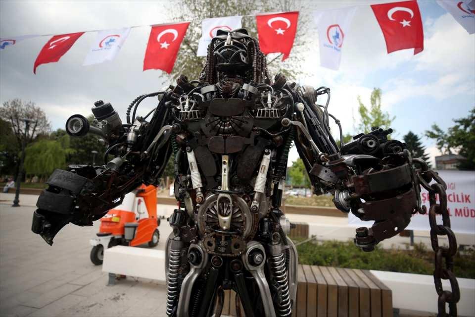 <p>Tamire gelen araçların arızalı olduğu gerekçesiyle kullanılmayan parçalarını biriktiren Çetin, onları değerlendirmek amacıyla birleştirerek 250 kilogramlık dev heykeller yaptı.</p>
<p> </p>