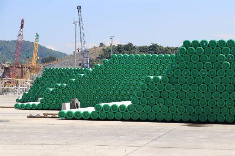<p><strong>SON SEVKİYAT BU AY TAMAMLANACAK</strong></p>
<p>"Kömürün başkenti" olarak bilinen, son keşifle doğal gazın da başkenti olarak anılmaya başlayan Zonguldak'ın, Çaycuma ilçesine bağlı Filyos beldesindeki limanda çalışmalar 7 gün 24 saat esasına göre ilerliyor.</p>
<p>Şu ana kadar 12 metre uzunluğunda yaklaşık 21 bin borunun limana indiği Filyos'ta son sevkiyatın da bu ay içinde tamamlanması planlanıyor.</p>
<p>"Castoro 10" gemisinin işleminin ardından derin denizde boru serimi için ise "CastorONE" isimli gemi Türkiye'ye gelecek.</p>