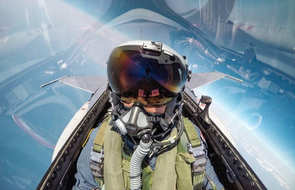 <p>"Böyle bir yolu tercih ettim ve başardım. Çok zorlu bir süreçten geçtik. Arkadaşlarımız eğitimlerine devam ediyorlar. Havacı olmak isteyenler asla vazgeçmesinler, sürekli çalışmaya devam etsinler. </p>