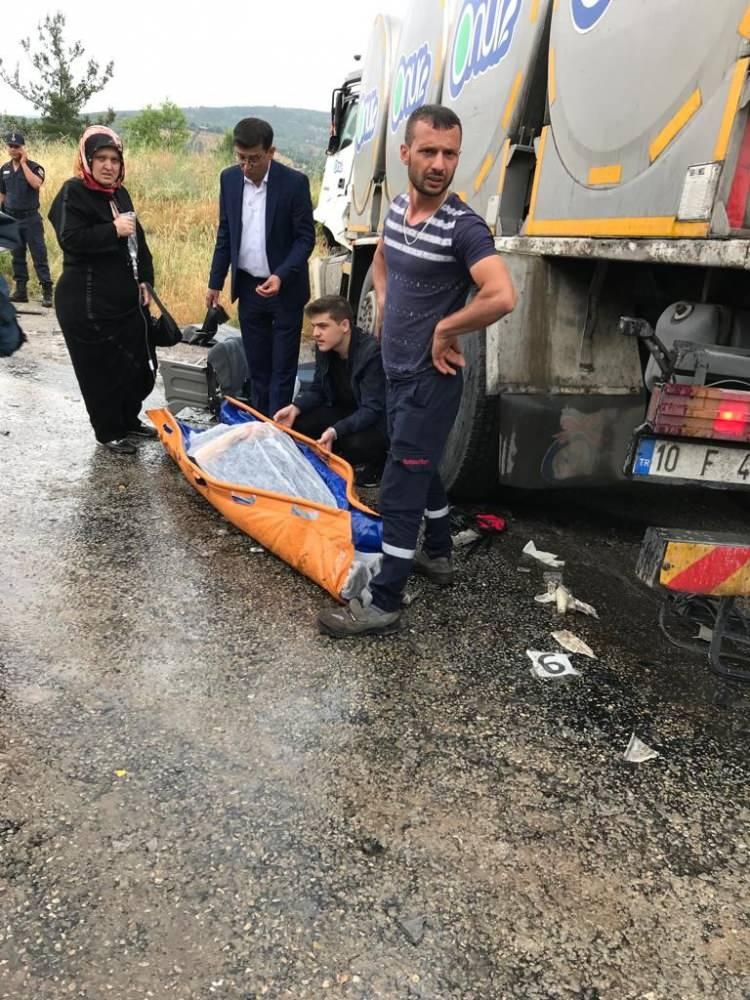 <p>Balıkesir'in Dursunbey ilçesinde düğüne gidenlerin içinde bulunduğu minibüs ile süt taşıma tankerinin kafa kafaya çarpıştığı kazada 8 kişi öldü, 10 kişi de yaralandı.</p>