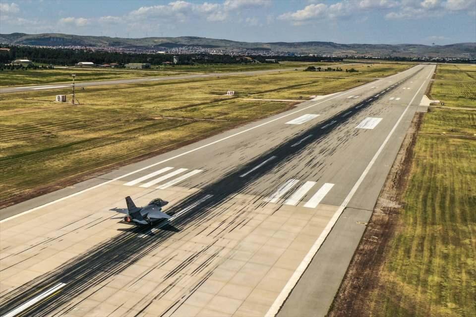 <p>Buradaki eğitimi başarıyla tamamlayan pilotlar kısa süre içinde göreve başlayarak Türk Hava Kuvvetlerine güç katacak.</p>
<p> </p>