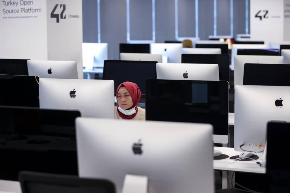 <p>Öğrencilerin temel programlama kavramlarını ve C dilinin temellerini öğrenerek başladığını aktaran Yerlikaya, sözlerini şöyle tamamladı:</p>
<p>"Gelişirken, UNIX, grafik programlama ve web programlamaya giriyorlar Müfredat çeşitli alanlarda daha derinlemesine bilgi içeren projelerden oluşuyor. </p>