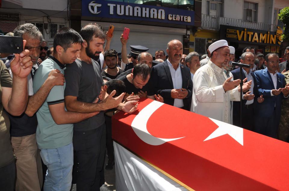 <p>Şehit Sözleşmeli Er Özer, son yolculuğuna uğurlandı</p>

<p> </p>
