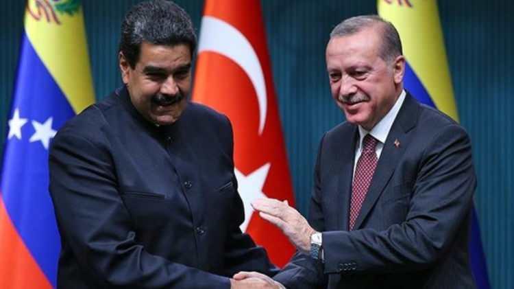 <p><span style="color:#000000"><strong>İki ülke arasındaki ilişkiler ve bölgesel konuların ele alındığı görüşme için Türkiye'ye gelen Maduro, daha sonra soluğu Kuruluş Osman dizisinin yapımcısı Mehmet Bozdağ ve oyuncuların yanında aldı.</strong></span></p>
