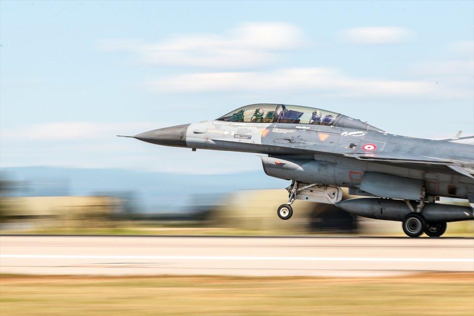 <p><strong> "Havacı olmak isteyenler asla vazgeçmesin"</strong></p>
<p>Kursiyerlerden hava pilot teğmen de 193. Öncel Filo Komutanlığında eğitimlerini tamamladığını belirtti.</p>
<p>Eğitimlerin "intibak", "hava hava" ve "hava yer" olmak üzere 3 ana gruptan oluştuğu bilgisini veren teğmen "İntibak eğitimlerini tamamladıktan sonra hava hava uçuşlarımız başlıyor. </p>