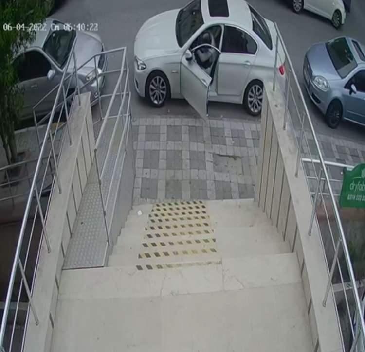 <p>Armağanevler Mahallesi Sırt Sokakta geçen cumartesi günü 06.30 sıralarında motosikletle gelen kasklı iki şüpheli, Murat Binici'ye ait park halindeki lüks otomobilin yanında durdu. </p>
