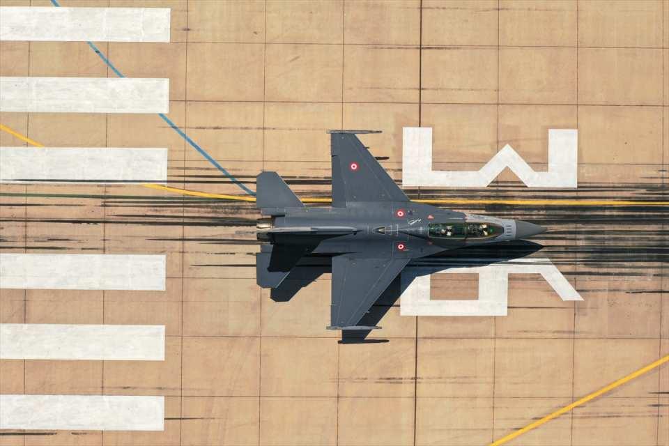 <p>Eksilen pilot gücünün tekrar kazanılmasına yönelik Çiğli Uçuş Okulu'na işlerlik kazandırıldı. Uçuş okuluna öğretmen ve uçak temini, hava sahası düzenlemeleri, bina çalışmaları yapılarak istenen seviyede muharip pilot yetiştirilmesine tekrar başlandı.</p>
<p> </p>
