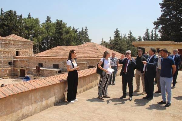 <p>Suriye sınırında yakın mesafe de bulunan Fatih Aliye Müderris Konağı'nın restorasyon maliyetinin 20 milyon 200 bin lira olacağını söyleyen Hatay Valisi Rahmi Doğan, restorasyon çalışmalarını yerinde inceleyerek, yetkililerden bilgi aldı. </p>