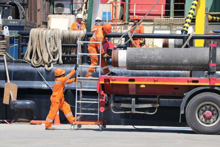 <p><strong>BORU İNDİRME TÖRENİNE ERDOĞAN DA KATILACAK</strong></p>
<p>Çanakkale ve İstanbul boğazlarını geçerek 7 Haziran'da Filyos Limanı'na ulaşan ve doğal gazı karaya taşıyacak boruları 5 kilometrelik sığ kısımlarda deniz tabanına yerleştirecek "Castoro 10" isimli gemiye boru yüklemesi limanda sürüyor.</p>
<p>İlk boru indirme işlemi, 13 Haziran'da Cumhurbaşkanı Erdoğan'ın katılması beklenen törenle gerçekleştirilecek</p>