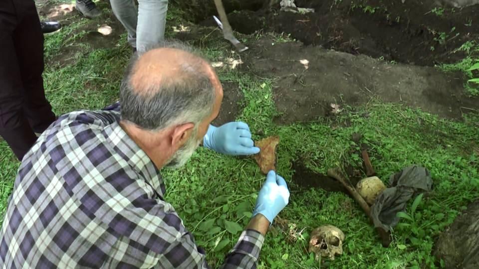 <p>Su patlağı nedeniyle bölgede yapılan çalışmaya ara verilirken bulunan kemiklerin akıbeti endişeye neden oldu.</p>

<p> </p>
