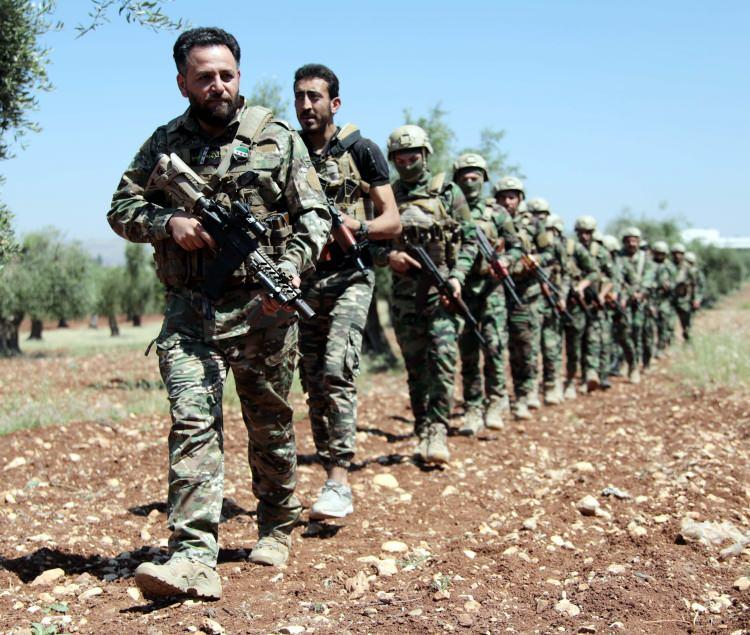 <p>Daha önce düzenlenen sınır ötesi harekatlarda TSK ile hareket eden Suriye Milli Ordusu (SMO) askerleri, hazırlıklarını tamamladı. Tel Rıfat ve Münbiç kırsalındaki cephe hatlarında elleri tetikte SMO askerleri, 24 saat teröristlerin bulunduğu alanları takip ederken, harekat için de Türkiye’den gelecek haberi bekliyor.</p>
