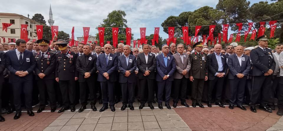 <p>Cumhuriyet Meydanı'nda düzenlenen törene şehidin eşi Seda Demir, babası ile annesi ve şehidin yakınlarının yanı sıra, Ticaret Bakan Yardımcısı Sezai Uçarmak, Ordu Valisi Tuncay Sonel, Ordu Milletvekilleri Şenel Yediyıldız, Metin Gündoğdu, Seyit Torun, Cemal Enginyurt, Büyükşehir Belediye Başkanı Mehmet Hilmi Güler, ilçe belediye başkanları, siyasi parti temsilcileri, protokol üyeleri, askeri erkan ile çok sayıda vatandaş katıldı.</p>

<p> </p>
