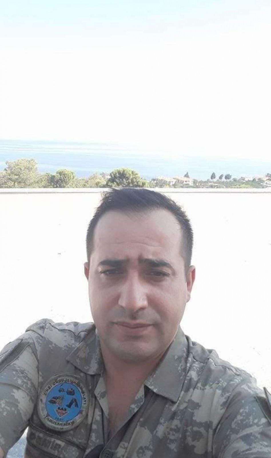 <p>Şehit Uzman Çavuş Demir, son yolculuğuna uğurlandı<br />
<br />
​Pençe-Kilit Operasyonu bölgesinde, teröristler tarafından önceden yerleştirilen EYP'nin infilak etmesi sonucu ağır yaralanan ve kaldırıldığı hastanede şehit olan İstihkam Uzman Çavuş Gökhan Demir’in (34) cenazesi memleketi Ordu'da toprağa verildi. </p>

<p> </p>
