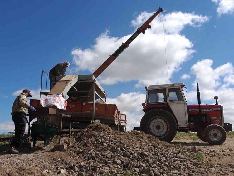 <p>Kırıkkale'de binlerce yıllık tarihi gün yüzüne çıkartmaya devam eden Japonyalı arkeolog tarafından yapılan kazı çalışmalarında, milattan önce Ukrayna topraklarından ayrılan Kimmerler'in, Anadolu'daki ilk yerleşim yerinin Büklükale olduğunu tahmin ediliyor.</p>
