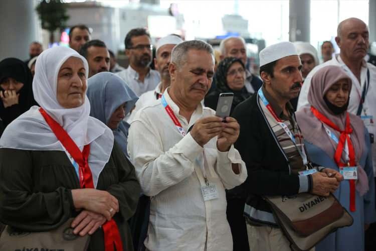 <p>Hac kafilesinin hareketi öncesinde İstanbul Havalimanı Gidiş Terminali'nde düzenlenen törene, 286 hacı adayının yanı sıra yakınları ve vatandaşlar katıldı.</p>
