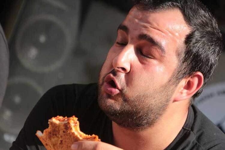 <p>ACILI ADANA TOSTU YEME YARIŞMASI </p>

<p>Tostçu Mahmut Yönetim Kurulu Başkanı Mehmet Karaca'nın organizasyonunda Adana'daki Çarşı Şubesi'nde 1’inci Acılı Adana Tostu Yeme Yarışması düzenlendi. Sosyal medyadan yapılan duyuruyla belirlenen 7 yarışmacıya hazırlanan acı tostlar, servis edildi. 1'i kadın, 6 yarışmacı tostları yerken renkli görüntüler oluştu. Yarışmacıların kıyasıya mücadelesi, çevredeki vatandaşlar tarafından da görüntülenerek sosyal medyada paylaşıldı.</p>

<p> </p>
