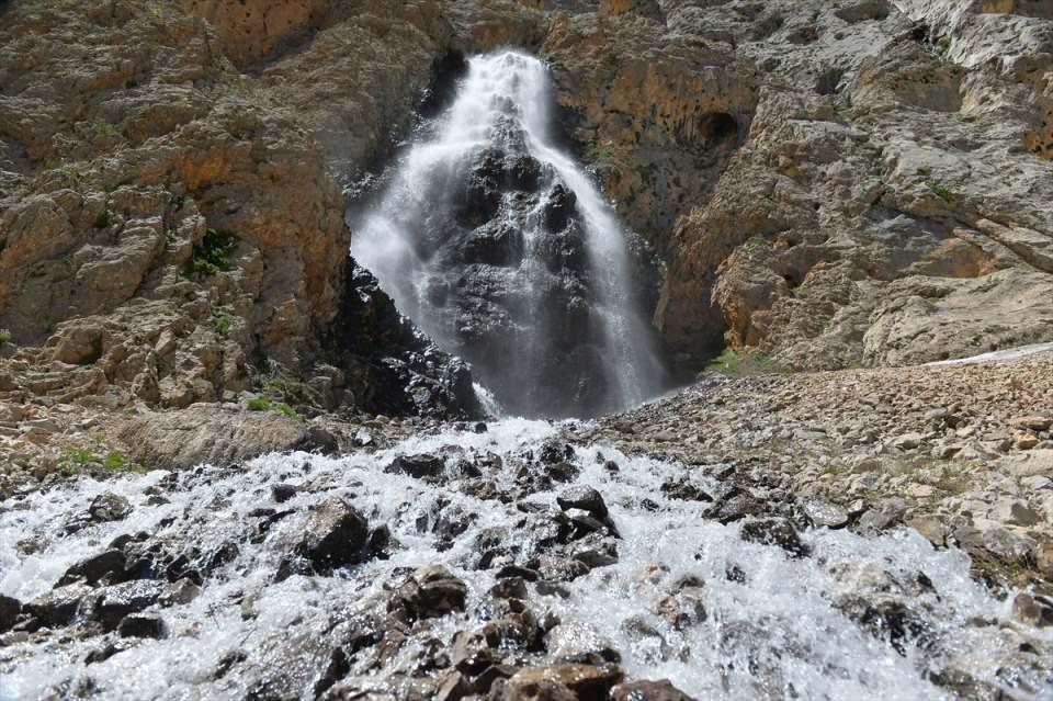 <p>Yaklaşık 7 bin nüfusa sahip ilçe, kışın kayak faaliyetleriyle ilkbahar ve yaz aylarında ise kamp, rafting, bisiklet ve trekking tutkunlarını ağırlıyor.</p>
<p> </p>