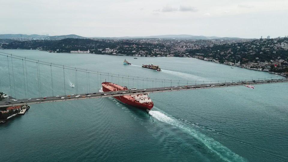 <p>Karadeniz'de bulunan gazın taşınması için deniz dibine boru döşeyecek "Castoro 10" adlı platform İstanbul Boğazı'ndan geçiyor.</p>
