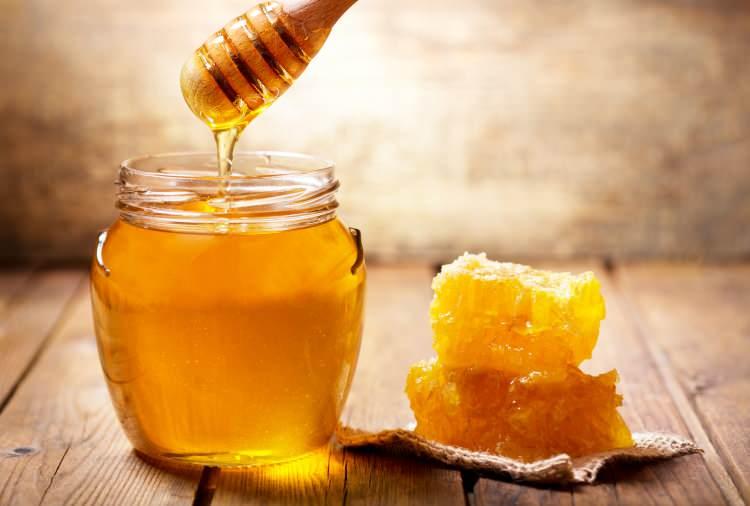 <p><strong>* Yüzyıllar önce savaş sonrasında elde olan doğal ilaçlardan biri de bu karışımdı mikrop öldürücü ve cildin hızla iyileşmesi için himayala tuzu ve bal yara yerlerine sürülürdü.</strong></p>