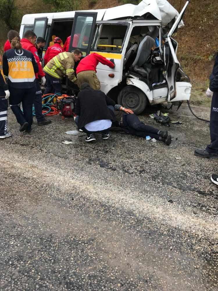 <p>Kaza, saat 11.30 sıralarında Kepsut- Dursunbey kara yolunun Naipler Mahallesi yol ayrımında meydana geldi.</p>