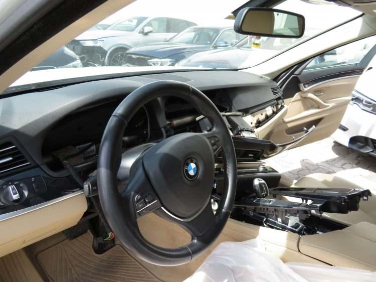 <p>Görüntülerde motosikletle gelen kasklı iki hırsız , gözlerine kestirdikleri lüks otomobilin yanında durduktan sonra bir süre otomobili inceliyor. </p>