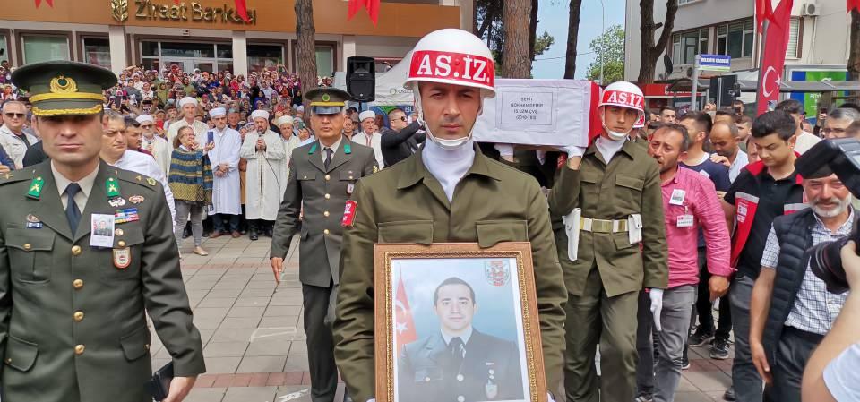 <p>Ailenin 5 çocuğundan biri olan şehit Demir'in Eylül (7) ve Doruk (5) adında iki çocuğunun bulunduğu öğrenildi.</p>
