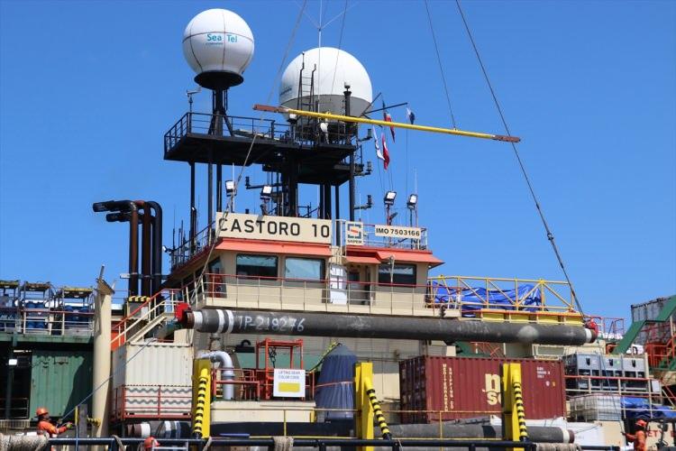 <p><strong>GÜNLÜK 10 MİLYON METREKÜP GAZ ÜRETİLEREK 2023'TE ŞEBEKEYE VERİLECEK</strong></p>
<p>Sakarya Gaz Sahası'nda deniz altına kurulacak üretim sistemine ilk olarak 6 ila 10 kuyu bağlanacak ve bu kuyulardan günlük 10 milyon metreküp gaz üretilerek 2023'te Türkiye'nin doğal gaz şebekesine verilecek. Bu miktar yıllık bazda 3,5-4 milyar metreküpe denk gelirken, üretim dünyadaki bu tür sahalarda da olduğu gibi kademeli olarak artacak.</p>
<p>Karadeniz'de en yüksek üretim seviyesine 2027-2028'de ulaşılması beklenirken, bu dönemde günlük 40 milyon metreküp, yıllık bazda ise yaklaşık 15 milyar metreküp gaz üretilmiş olacak.</p>