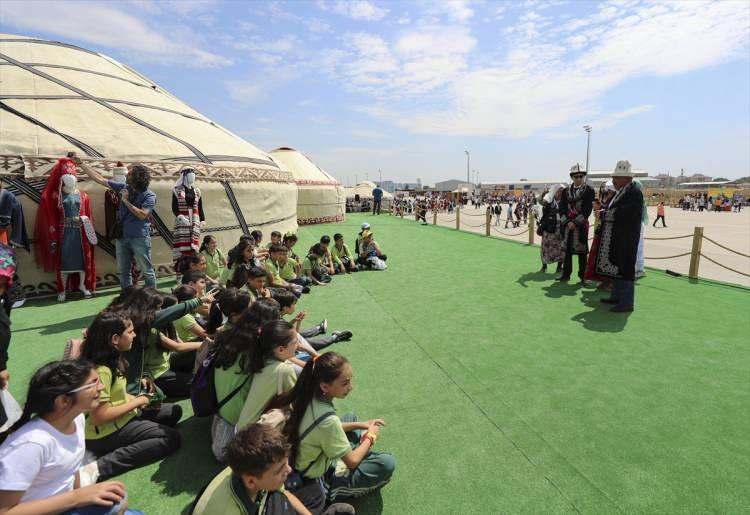 <p>Kırgızistan'dan getirdikleri yiyecekleri tanıtan Dayırbek Kencebayuulu, "Bişkek'ten geliyoruz. Milli giysilerimizi, tanıtım eşyalarımız ile yiyecek ve içeceklerimizi getirdik. Çok büyük bir ilgi var. İnsanlar tatlımızı çok beğendi ama en çok kımız merak ediliyor. Mutlaka kımızın tadına bakıyorlar. Çocuklar, ürünler hakkında bilgi alıyor." değerlendirmesinde bulundu.</p>
