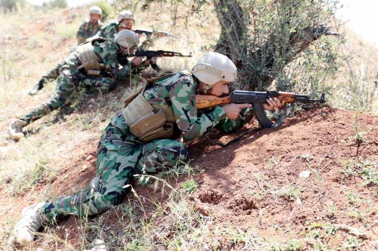 <p>Gün içerisinde komutanları tarafından eğitilen askerler, cephe hattında teröristlerin kullandığı karargah ve mevzileri gözetlerken, bir yandan da harekat için Türkiye’den gelecek haberi bekliyor.</p>
