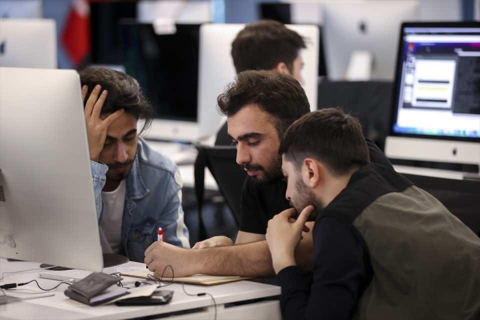 <p><strong>- "Herhangi bir diploma şartımız yok"</strong></p>
<p>Türkiye Açık Kaynak Platformu Yöneticisi Sertaç Yerlikaya ise platformun 2019'da Sanayi ve Teknoloji Bakanı Mustafa Varank'ın himayesinde, Türkiye'deki yazılımcı sayısını artırmak ve Türkiye'yi yazılım ihraç eden bir ülke haline getirmek amacıyla kurulduğunu kaydetti.</p>
<p> </p>