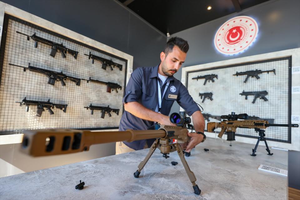 <p>Akdere, tüfeğin NATO standartları kapsamında zorlu kalifikasyon testlerini başarıyla tamamladığına işaret ederek, "Tüfeğimiz, bu ay itibarıyla kuvvetimizin envanterine girecek." dedi.</p>

<p> </p>
