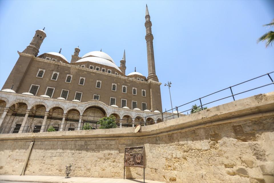 <p>Eyyubiler döneminde 1171 yılında Selahaddin Eyyubi'nin talimatıyla inşasına başlanan tarihi kale, konumu itibarıyla tüm Kahire'yi kuş bakışı görme imkanı sağlıyor.</p>
<p> </p>