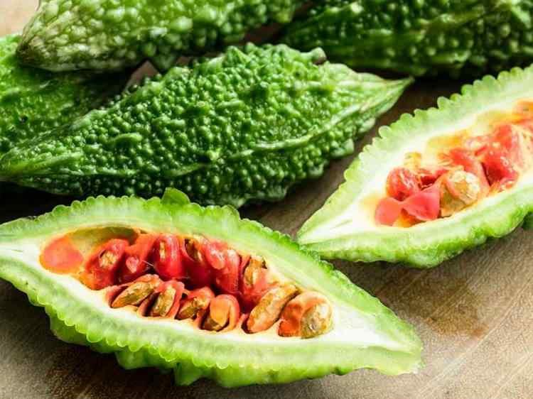 <p><strong>* BİTTER MELON</strong></p>
<p><strong>Ülkemizde kudret narı olarak bilinen bitter melon Çin'in alternatif tıbbının vazgeçilmez bir meyvesidir. Özellikle hasar almış karaciğeri hızla tedavi eder. </strong></p>