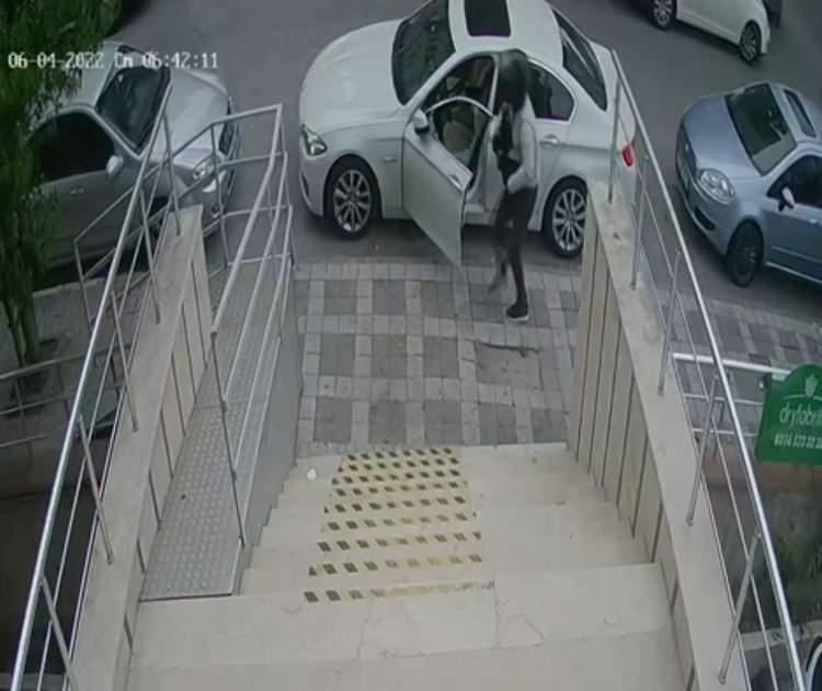 <p>Şüphelilerden biri etrafı kontrol ederken, diğeri sürücü kapısının camını kırarak içeri girdi.</p>
