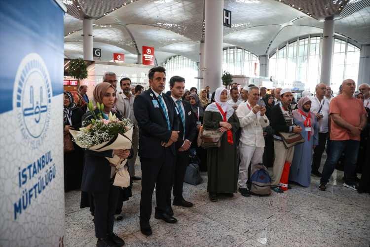 <p>Diyanet İşleri Başkanlığı'nın organizasyonuyla kutsal topraklara gidecek hacı adayları, İstanbul Havalimanı'ndan dualar ve gözyaşlarıyla uğurlandı.</p>
